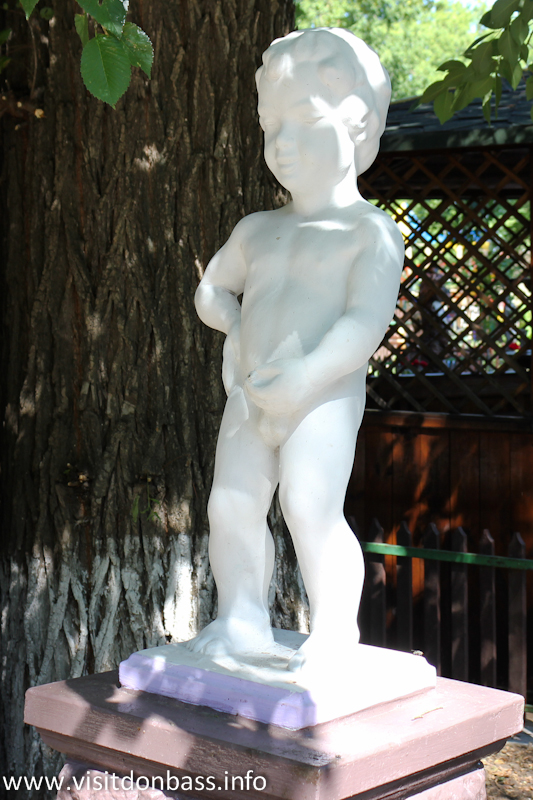 Скульптура Писающий мальчик. Зоопарк Деревня Вашуры в Мариуполе