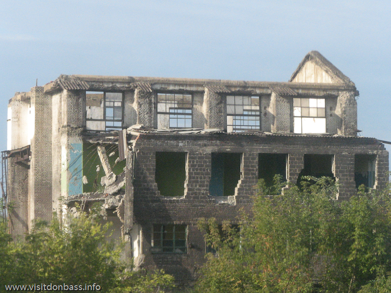 Некогда оживленные корпуса цехов превратились в руины, Константиновский МЗ, Донецкая область