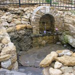 На месте этого источника была старая купальня, которая представляла собой большую яму, устланную пленкой, Коньково