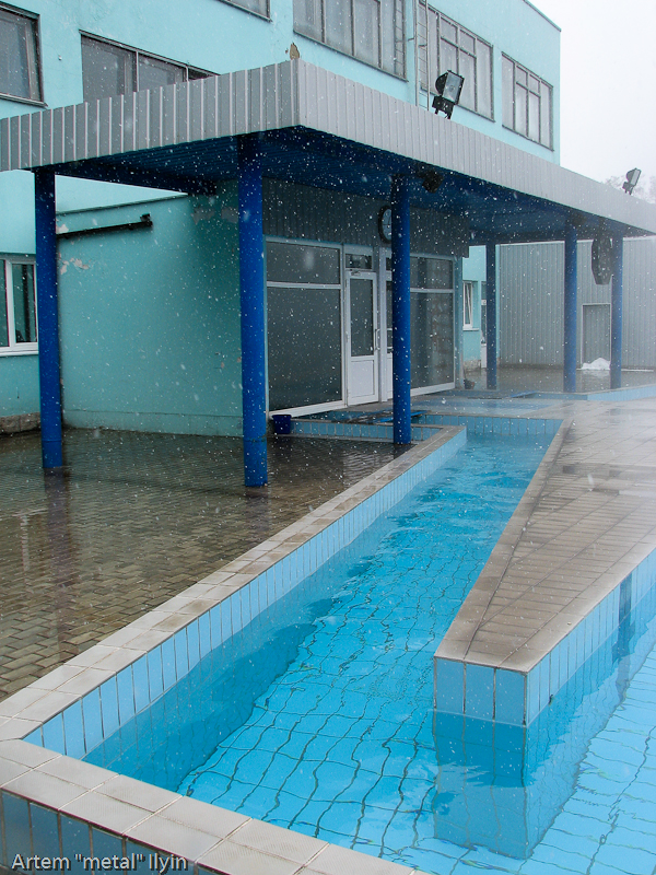 Помещение и бассейн соединяет канал с теплой водой, Курахово