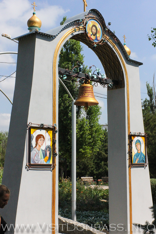 Православный уголок с колокольней, Докуаевск зоосад