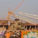 Трибуны слегка возвышаются над строительным забором. Начался монтаж металлоконструкций, Донбасс Арена, осень 2007