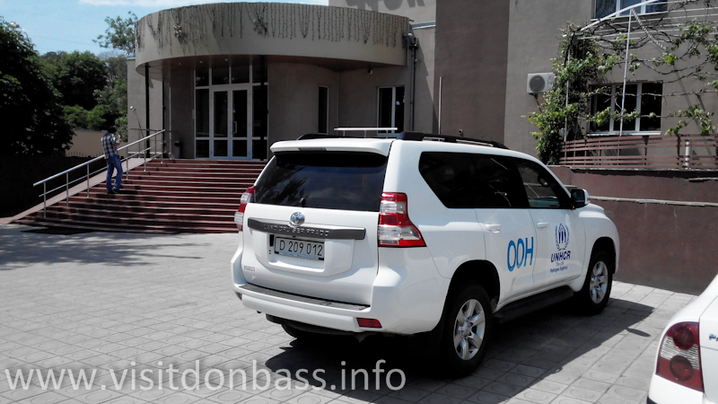 Автомобиль ООН около гостиницы Моряк в Мариуполе