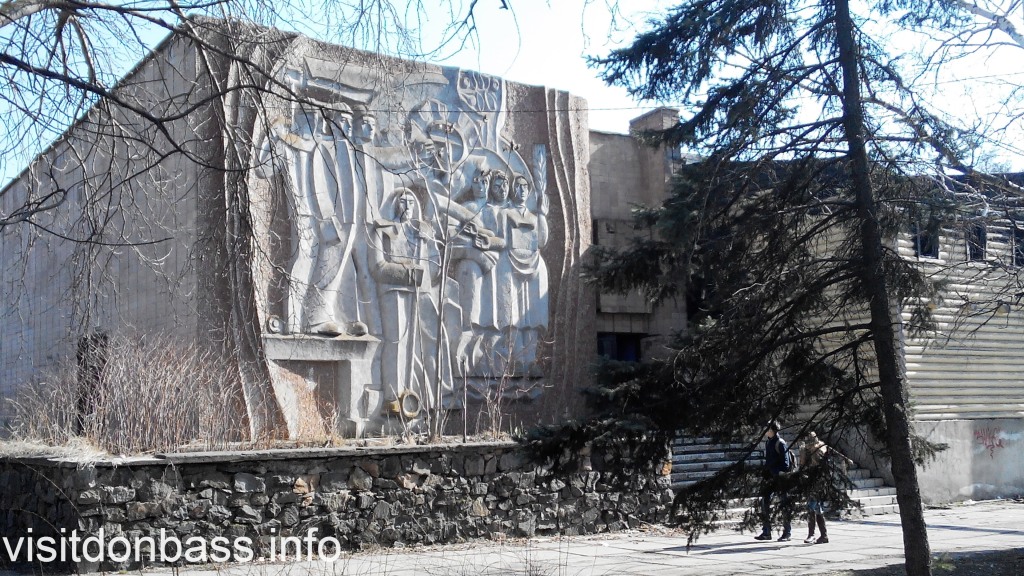 Фасад со сталеварами и аграриями кинотеатр Союз Мариуполь