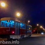 Трамвай на улицах вечернего Мариуполя